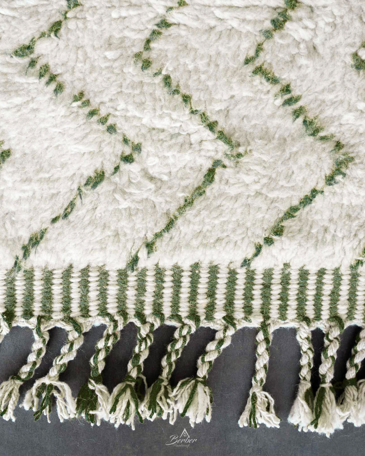 White and Green Zigzag Rug 3 X 5 Ft | 90 X 150 Cm / With Tassels / Short (0.4” / 1 cm)