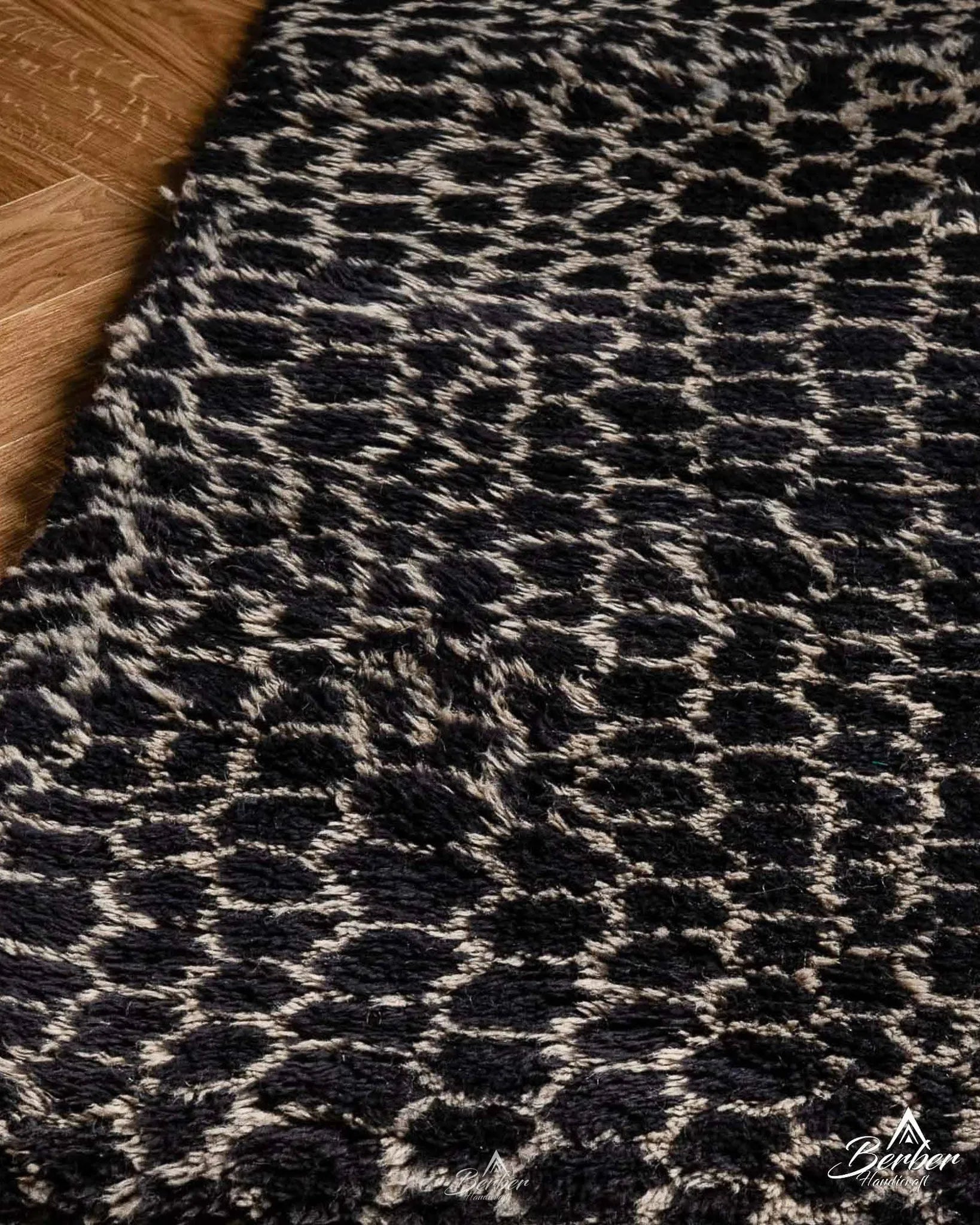 Bold Runner Rug 2 X 6 Ft | 60 X 180 Cm / With Tassels / Short (0.4” / 1 cm)