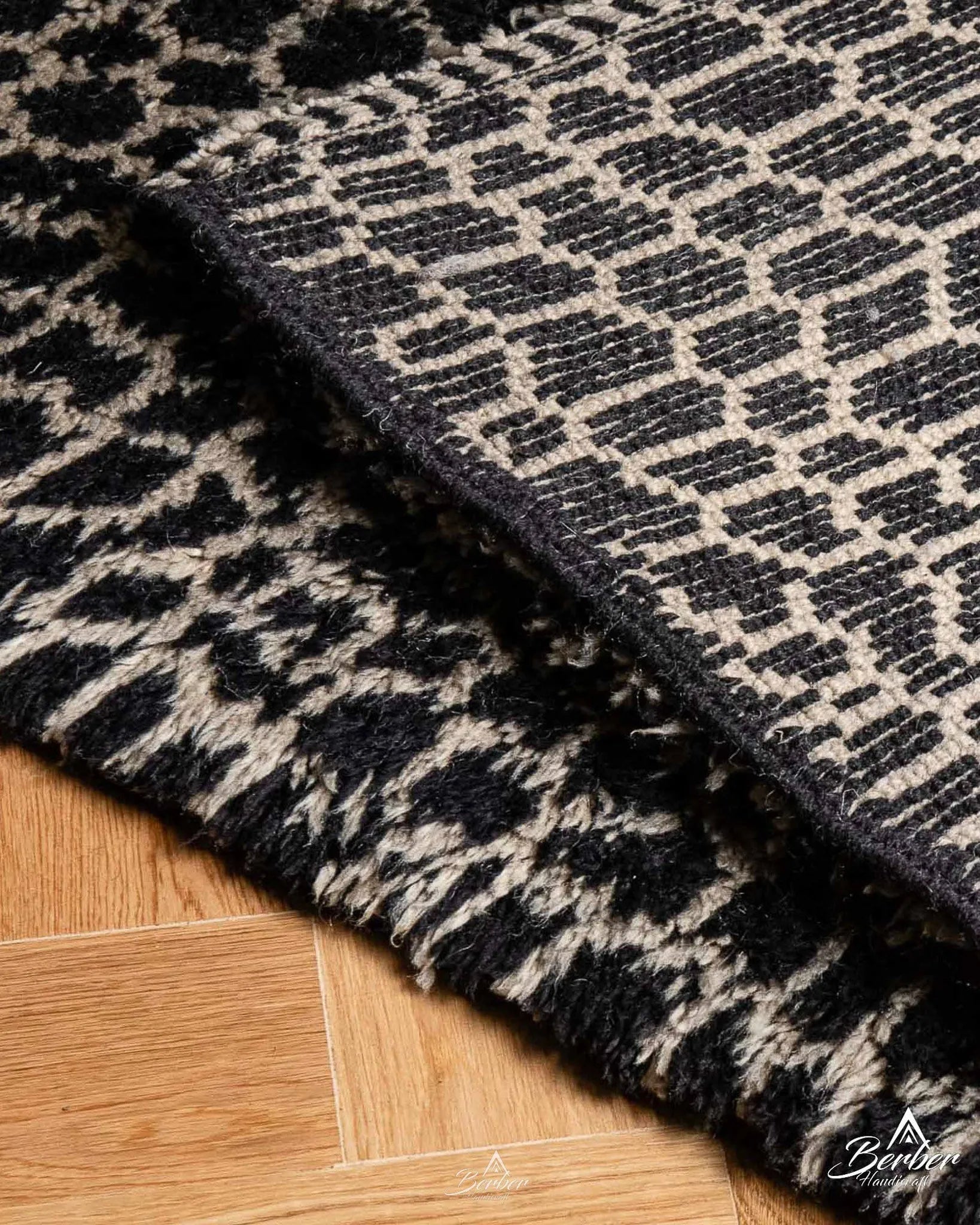 Bold Runner Rug 2 X 6 Ft | 60 X 180 Cm / With Tassels / Short (0.4” / 1 cm)