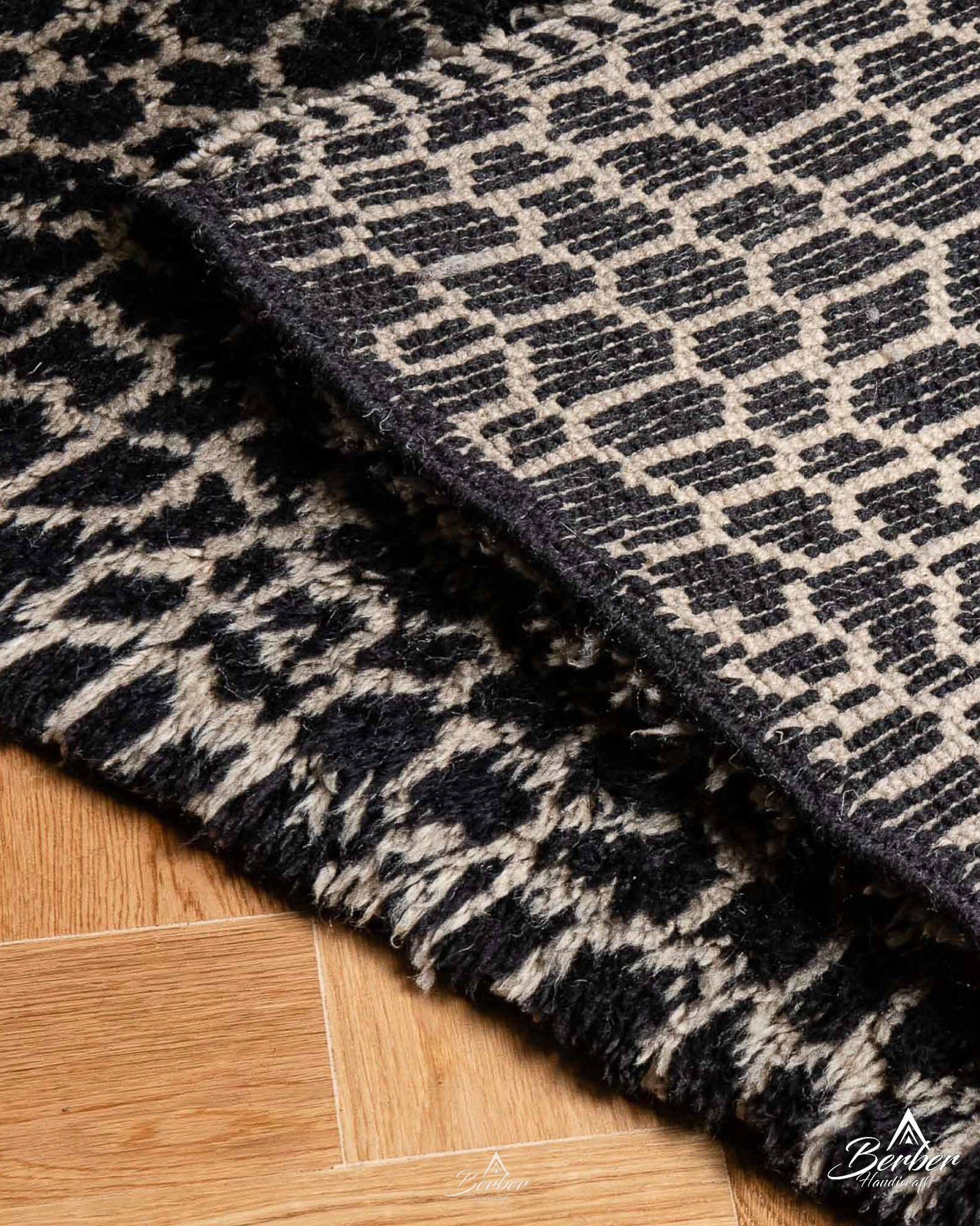 Bold Runner Rug 2 X 6 Ft | 60 X 180 Cm / With Tassels / Short (0.4” / 1 cm)