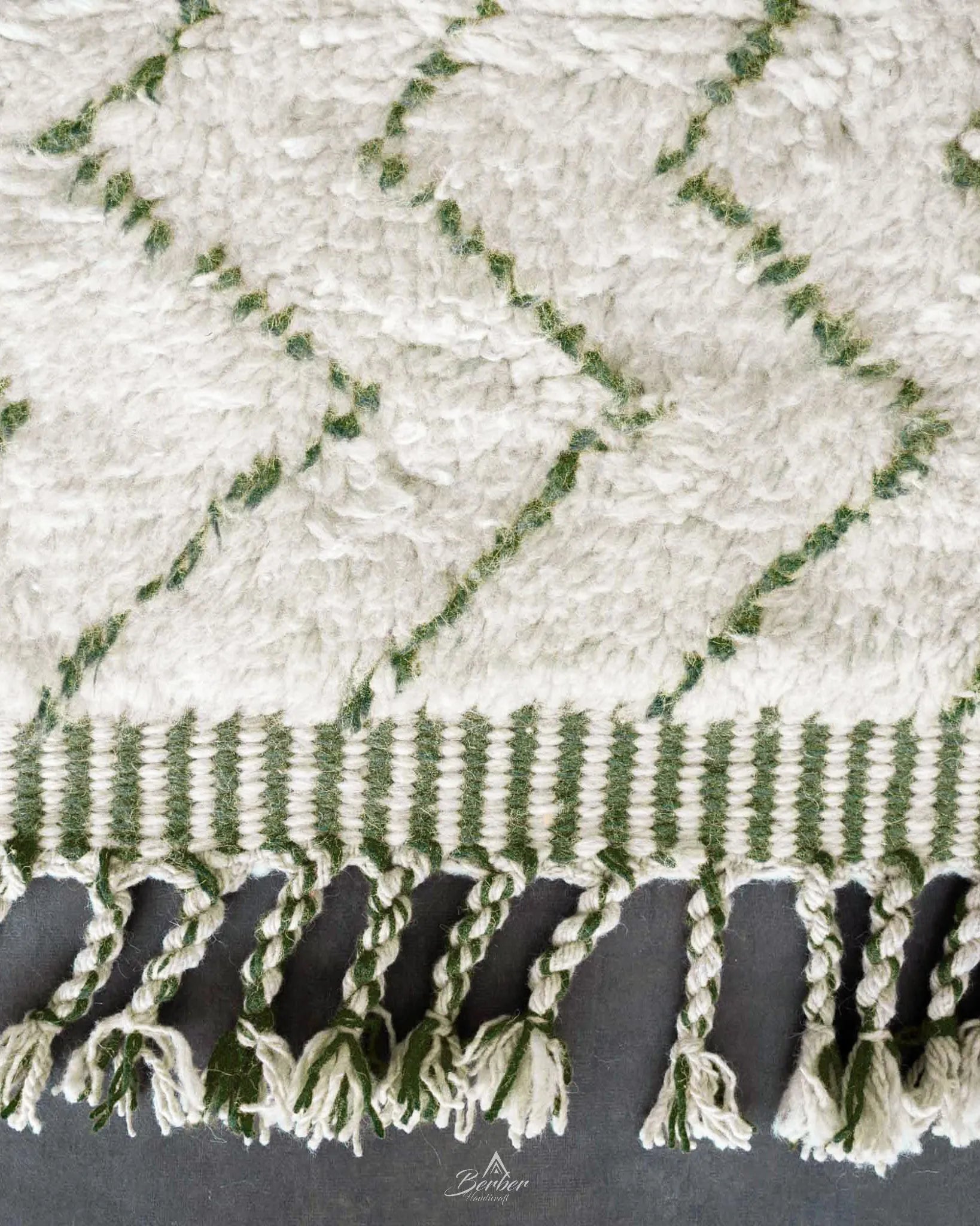 White and Green Zigzag Rug 3 X 5 Ft | 90 X 150 Cm / With Tassels / Short (0.4” / 1 cm)